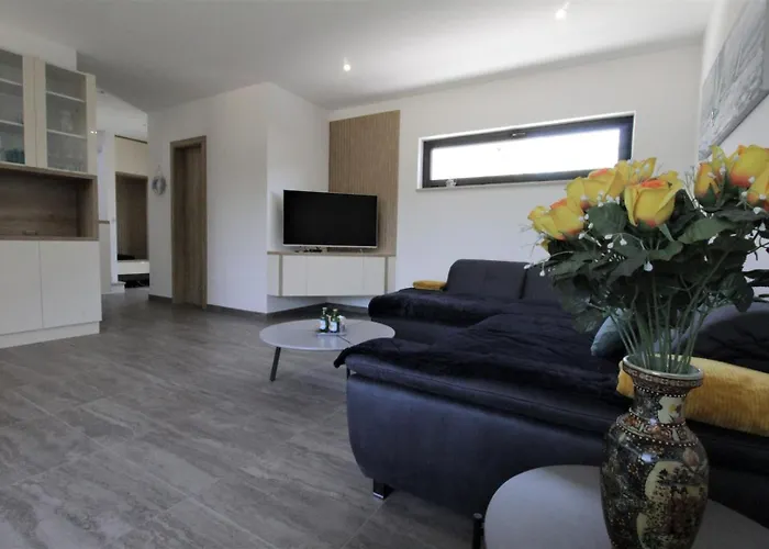 House Andrej, Entire Semi-Detached House With A Terrace, Parking, 400 M From Beach