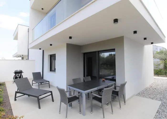 House Andrej, Entire Semi-Detached House With A Terrace, Parking, 400 M From Beach