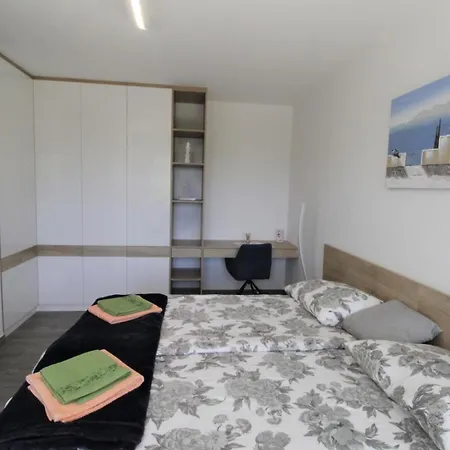 House Andrej, Entire Semi-Detached House With A Terrace, Parking, 400 M From Beach Basanija Exterior photo