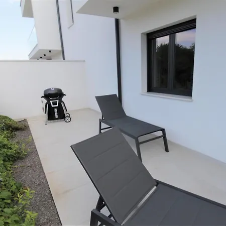 House Andrej, Entire Semi-Detached House With A Terrace, Parking, 400 M From Beach Basanija Exterior photo