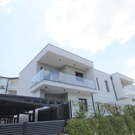 House Andrej, Entire Semi-Detached House With A Terrace, Parking, 400 M From Beach Basanija Exterior photo