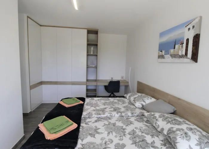 House Andrej, Entire Semi-Detached House With A Terrace, Parking, 400 M From Beach