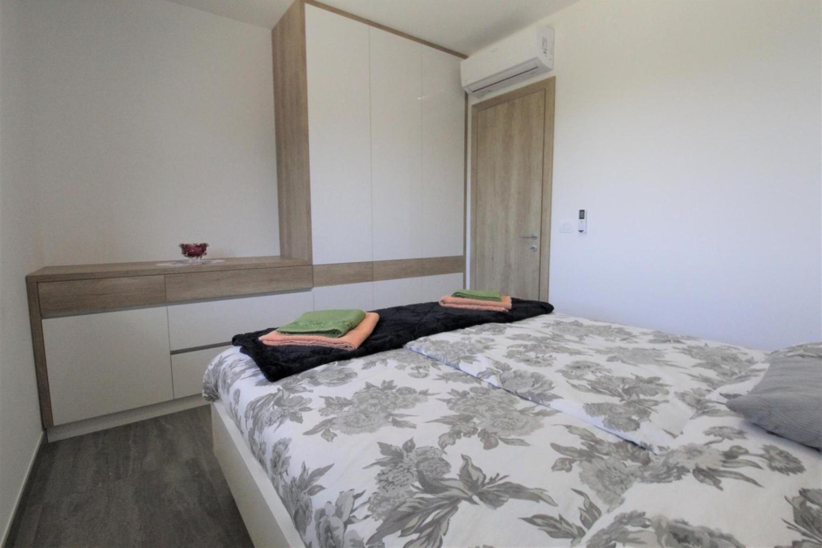 House Andrej, Entire Semi-detached House With A Terrace, Parking, 400 M From *