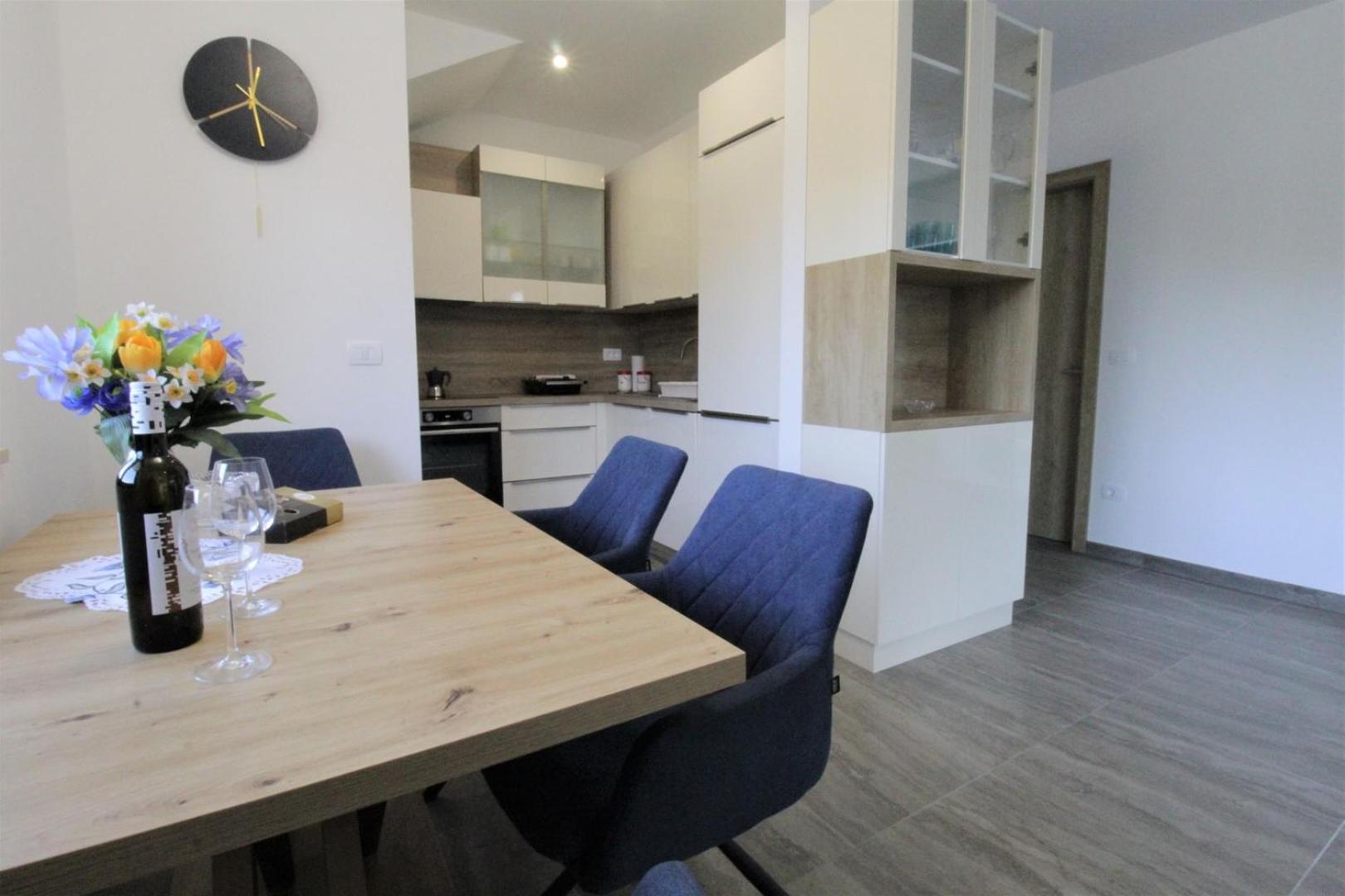 House Andrej, Entire Semi-detached House With A Terrace, Parking, 400 M From * Bašanija