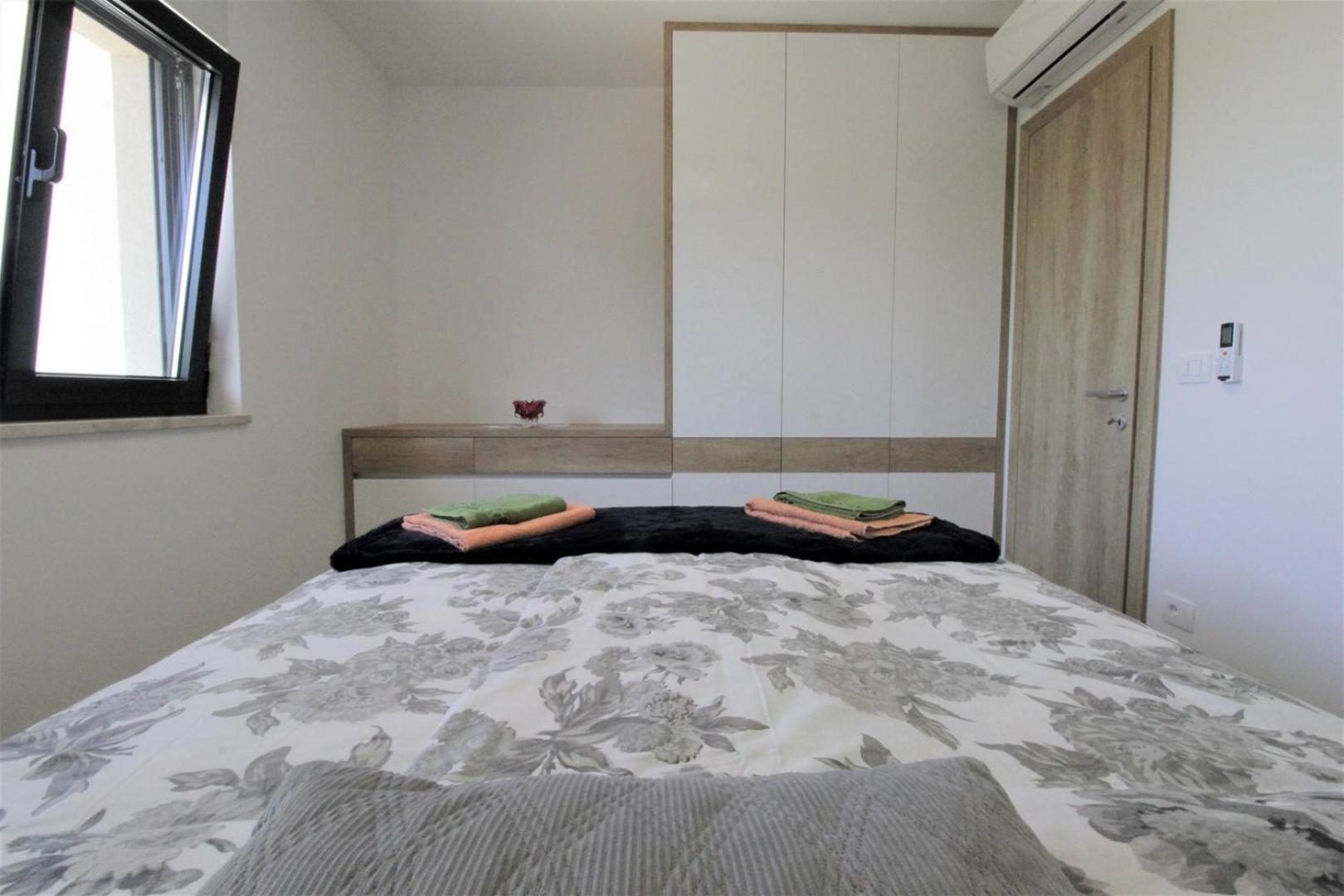 House Andrej, Entire Semi-detached House With A Terrace, Parking, 400 M From * Bašanija