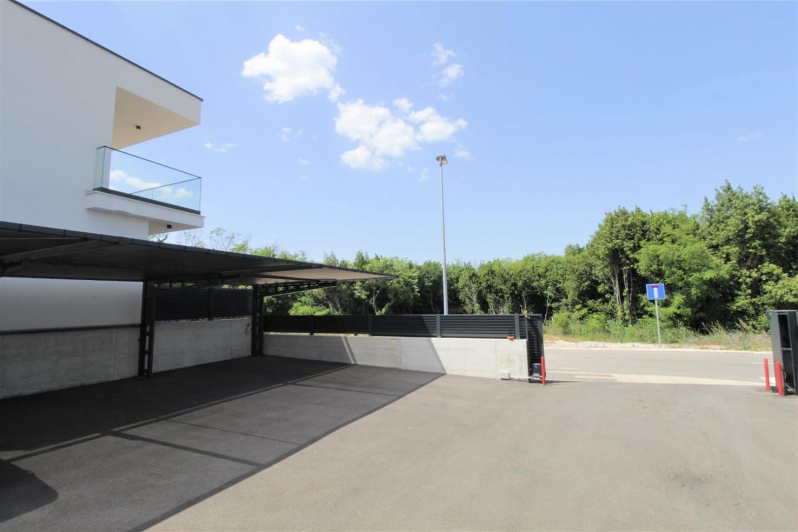 House Andrej, Entire Semi-detached House With A Terrace, Parking, 400 M From Bašanija