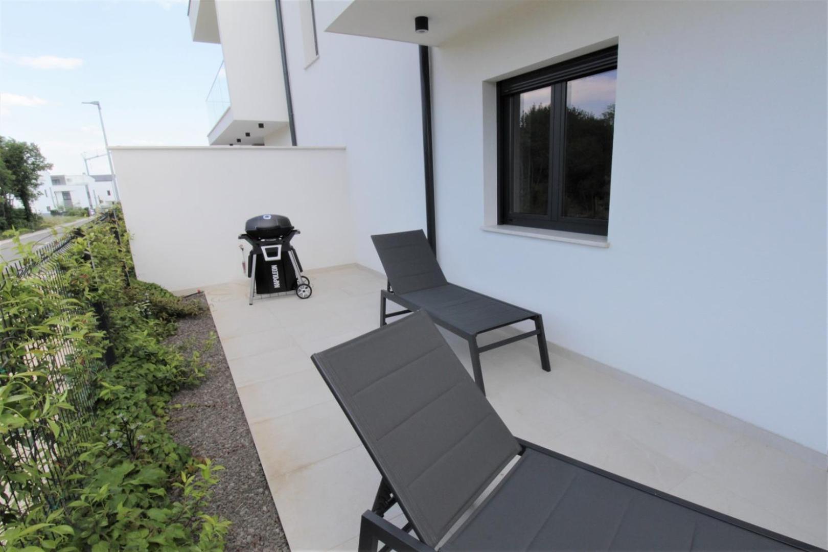 House Andrej, Entire Semi-detached House With A Terrace, Parking, 400 M From * Bašanija